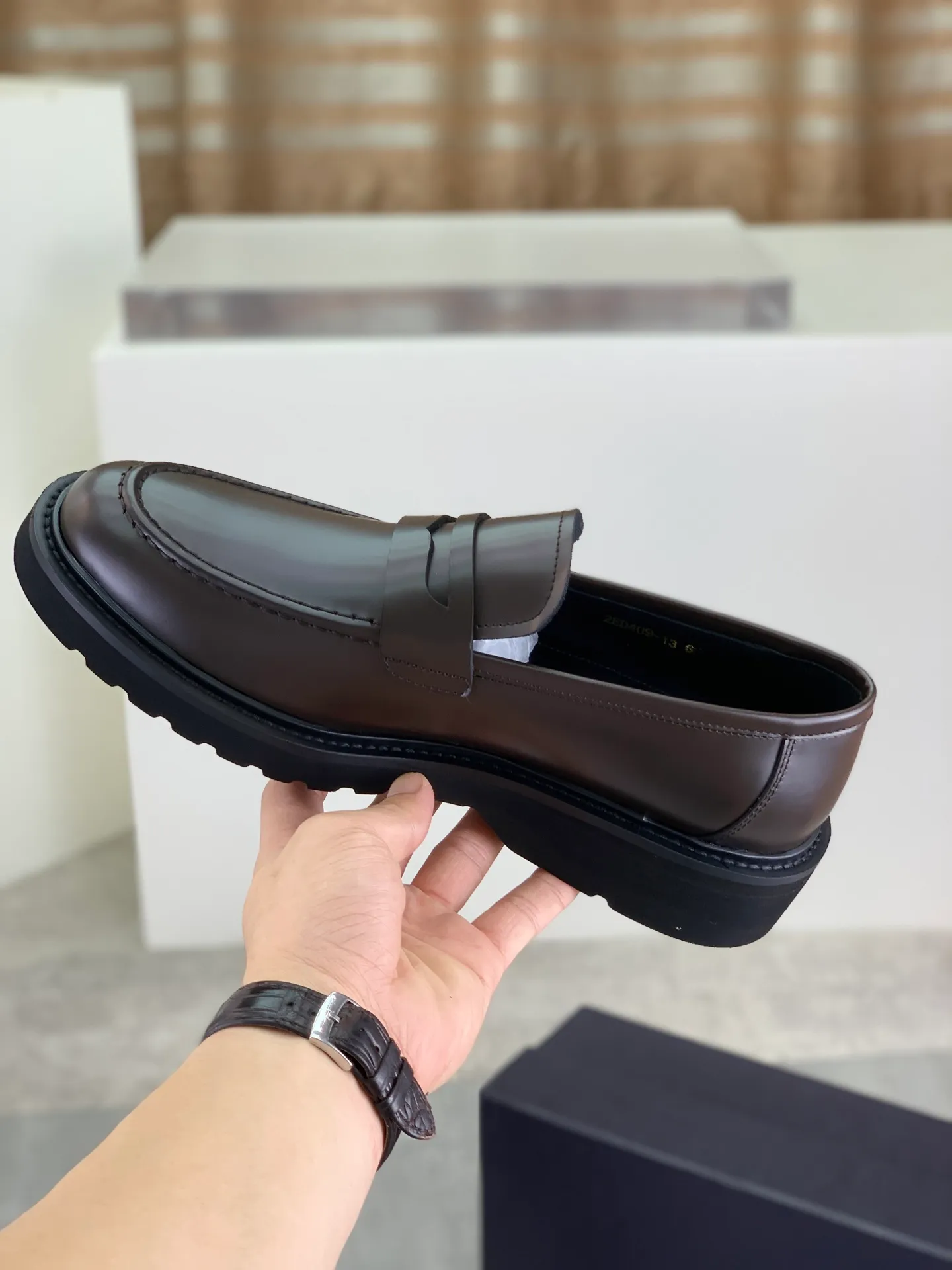 Factory price P880💰Original quality, top version🔱 ＰＲＡＤＡPrada. Men’s business casual leather shoes, top quality products. 1:1 shipment⬆️Luxurious and noble👞All imported original color-brushed edge beads, just to create a more comfortable wearing experience. Upper: Original comfortable open-edge bead rubbed color calfskin➕Top imported water-dyed full cow lining, original high-end lightweight and comfortable TPU foam combination bottom✔️Code number: 39-44 (38 45) 46 47 can be customized)